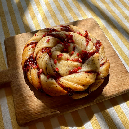 Strawberry & earl grey bun